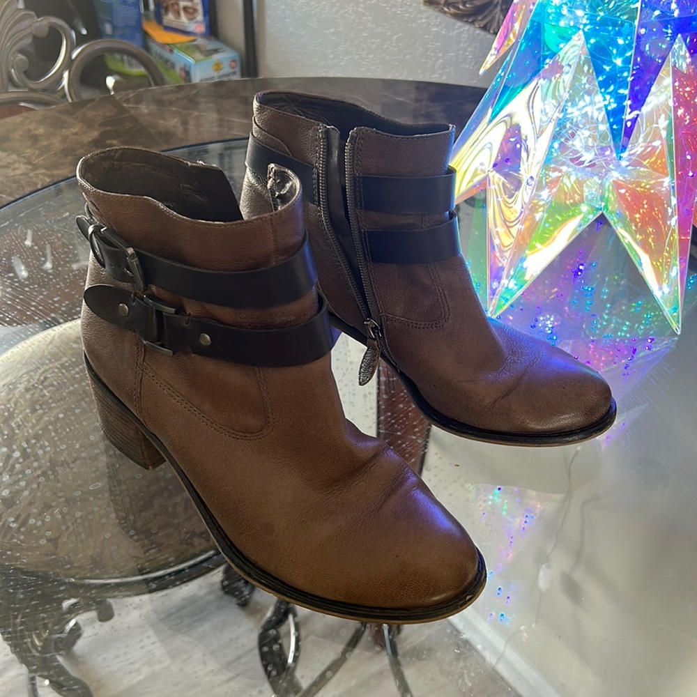 Size 8 brown leather boots Franco Sarto